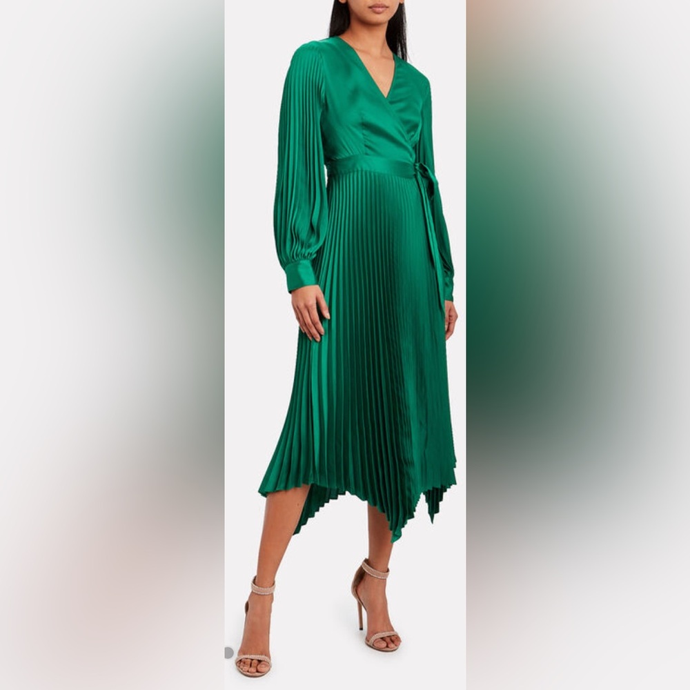 INTERMIX Green Long Sleeve Dress with Elegant Design